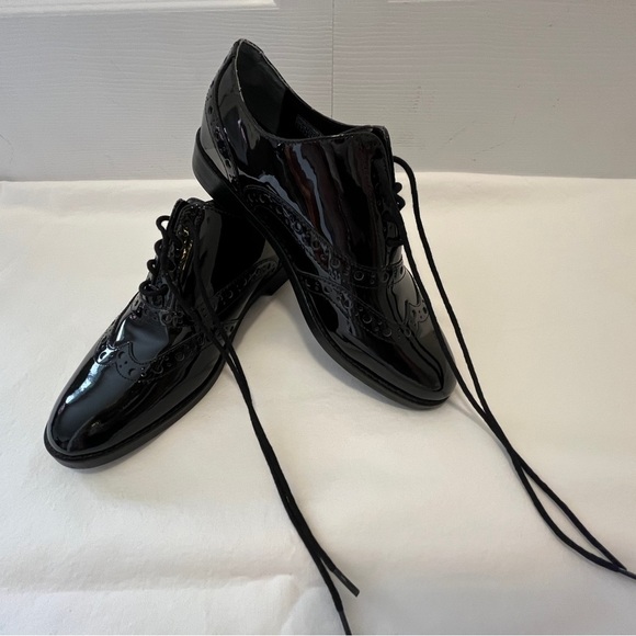 Vionic Black Oxford Shoes with Wingtip Brogue Design - Picture 1 of 9